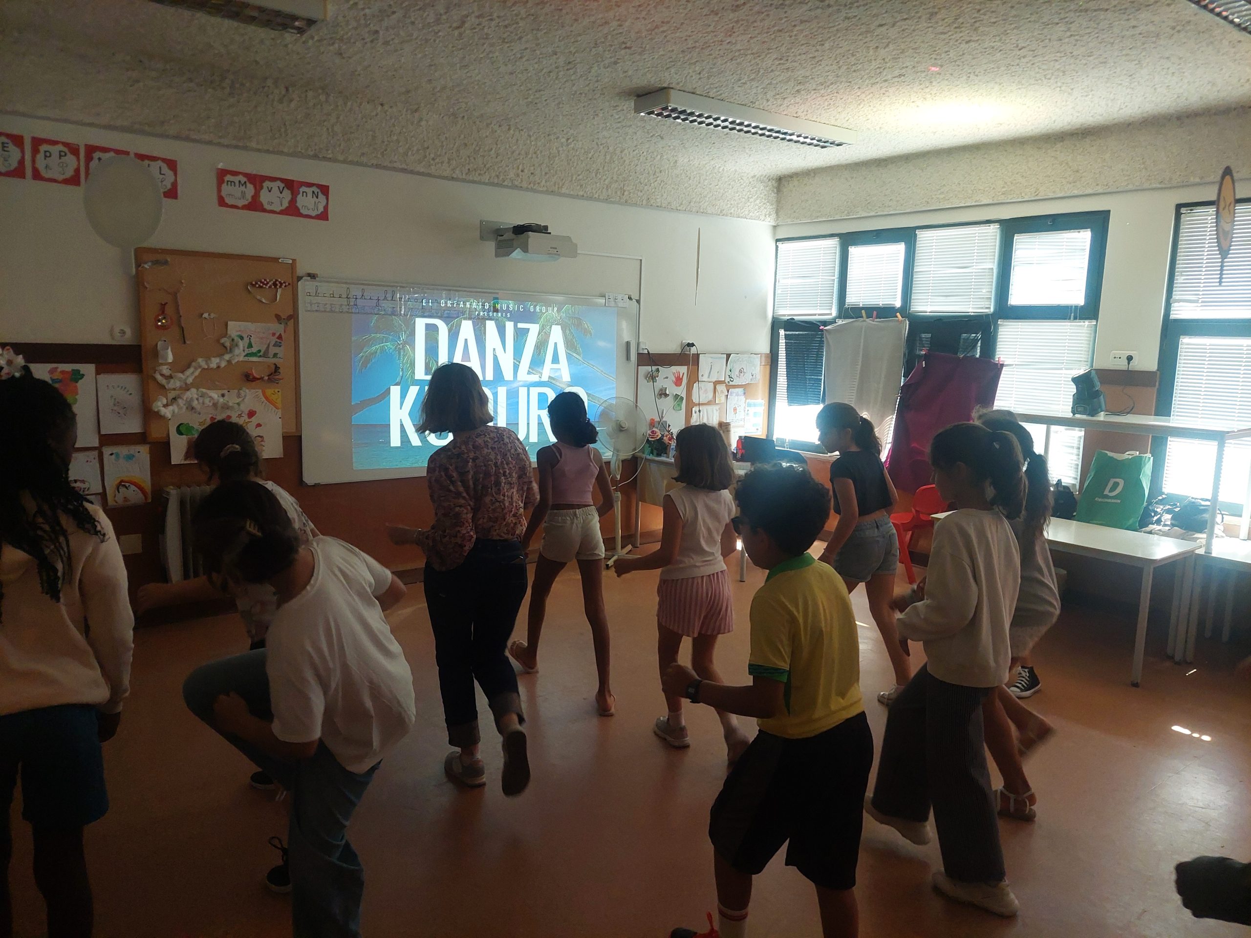 Escola EB1/JI de Fanhões – Dia da Criança – Muitas atividades Culturais que incluíram discoteca e aulas de dança.