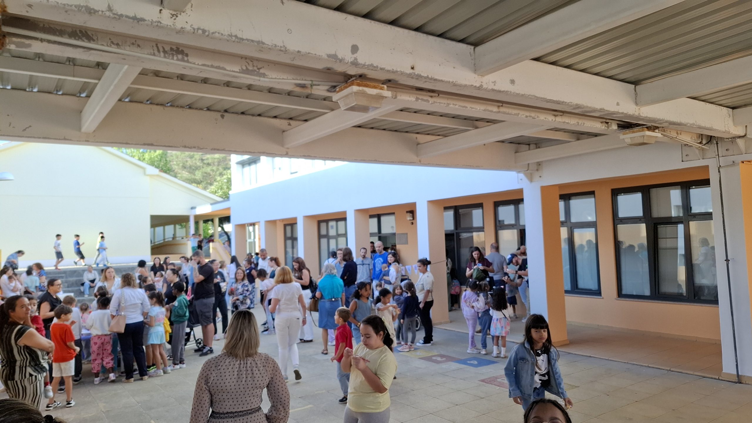 Escola EB/JI Fanhões – Assinala o Dia Mundial da Alimentação, apresentando sobremesas saudáveis e angariando alimentos em cabazes solidários, para famílias necessitadas.